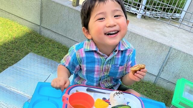 庭で笑顔の子供