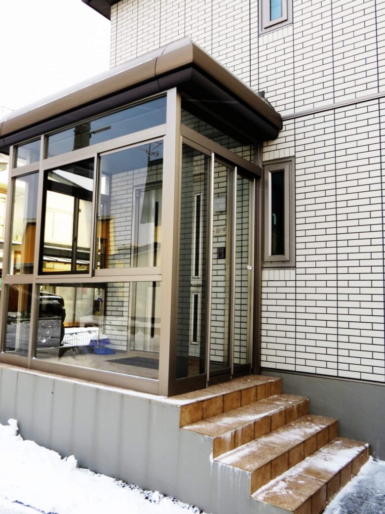玄関に風よけ 風除室 とは メリット デメリット 費用 富山のエクステリア 外構専門店 癒しと幸せを運ぶステージ